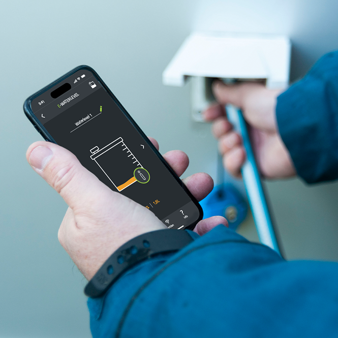 et een blik op de E-Trailer app op uw smartphone weet u direct hoeveel drinkwater er nog voorradig is. Extra handig: tijdens het vullen van de drinkwatertank kunt u op de app zien hoe het peil stijgt en daardoor de kraan tijdig dichtdraaien.