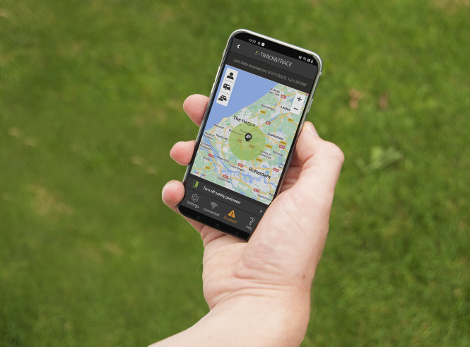 E-Track&Trace biedt extra bescherming tegen diefstal van uw voertuig. Met de geofence, een virtueel hek, ontvangt u direct een melding wanneer uw camper of caravan het campingterrein verlaat. Vervolgens geeft de GPS-verbinding continu een signaal af, zodat u precies kunt zien waar uw camper of caravan zich bevindt. Dit maakt het voor dieven aanzienlijk lastiger om uw voertuig of waardevolle spullen buit te maken.