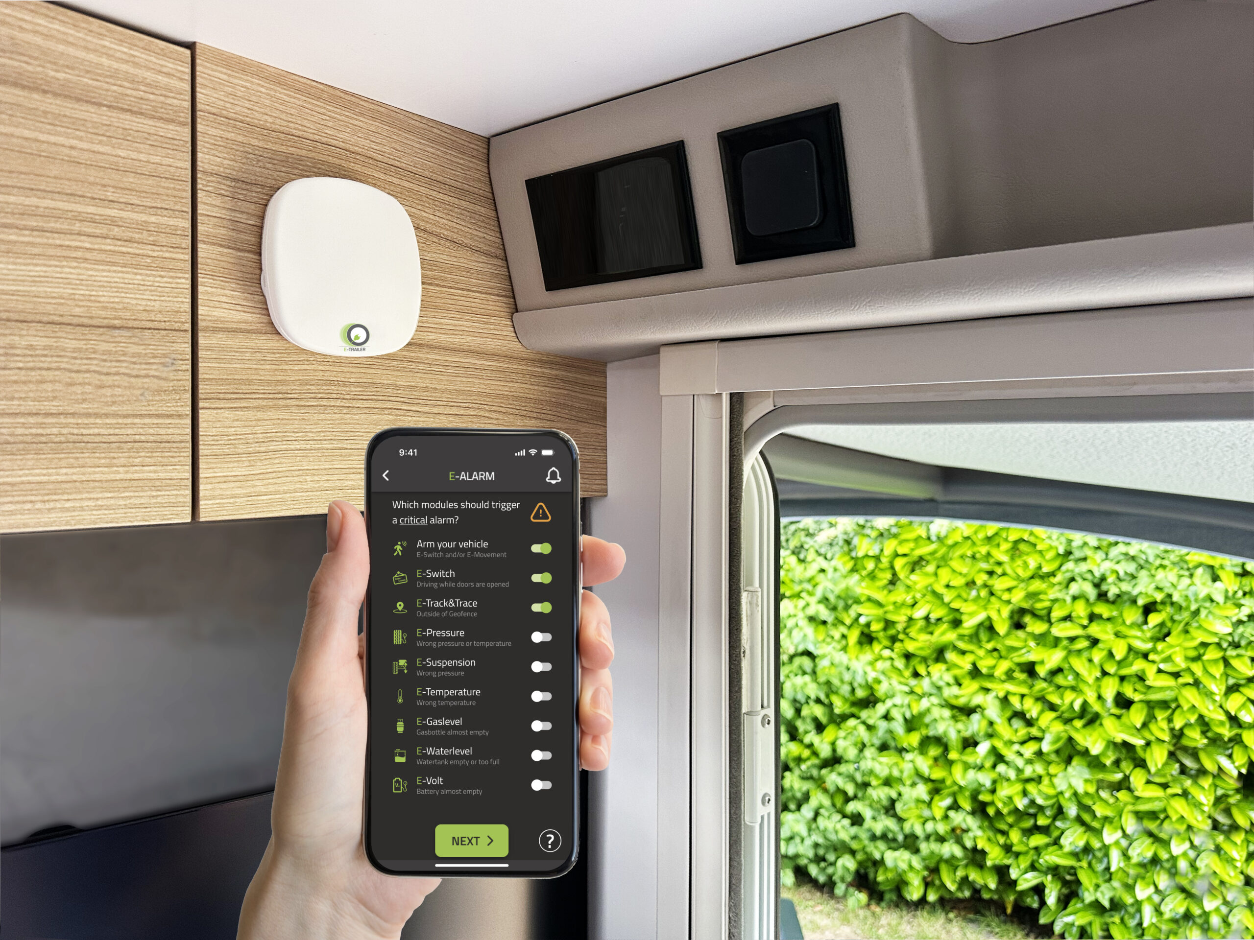 With the Starter Package Plus, E-Switch and/or E-Movement, you can already detect a break-in and receive an immediate alert on your smartphone. The new E-Alarm module goes one step further and can actively deter intruders with an alarm signal and a bright strobe light.