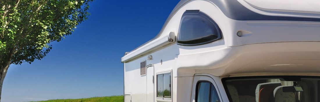 camper parked in the countryside in italy camper foto