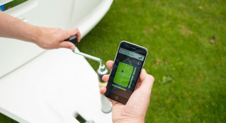 E-Level op telefoon Neuswiel aandraaien voor waterpas zetten
